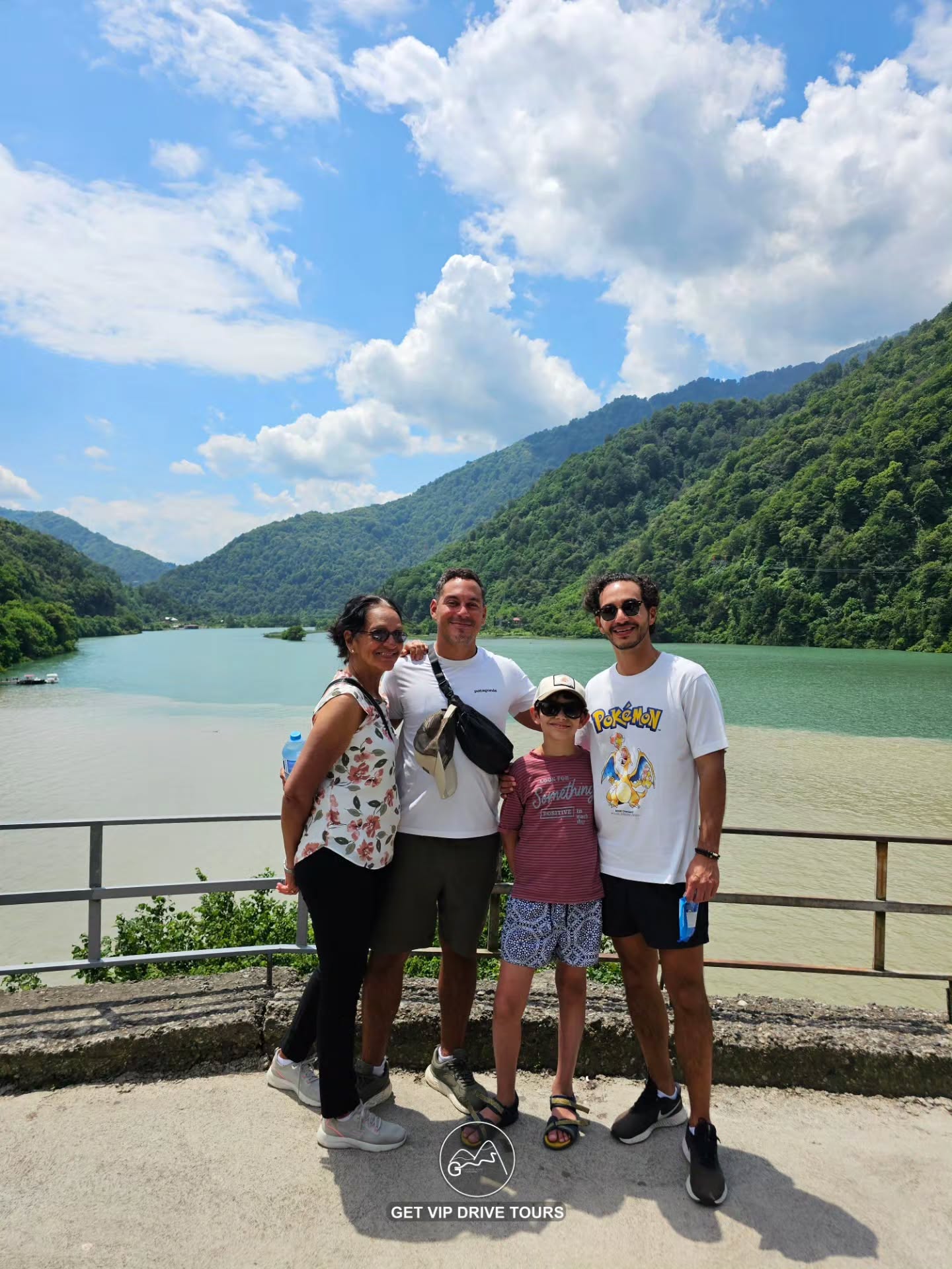 Гости GET VIP DRIVE TOURS на природном маршруте у воды